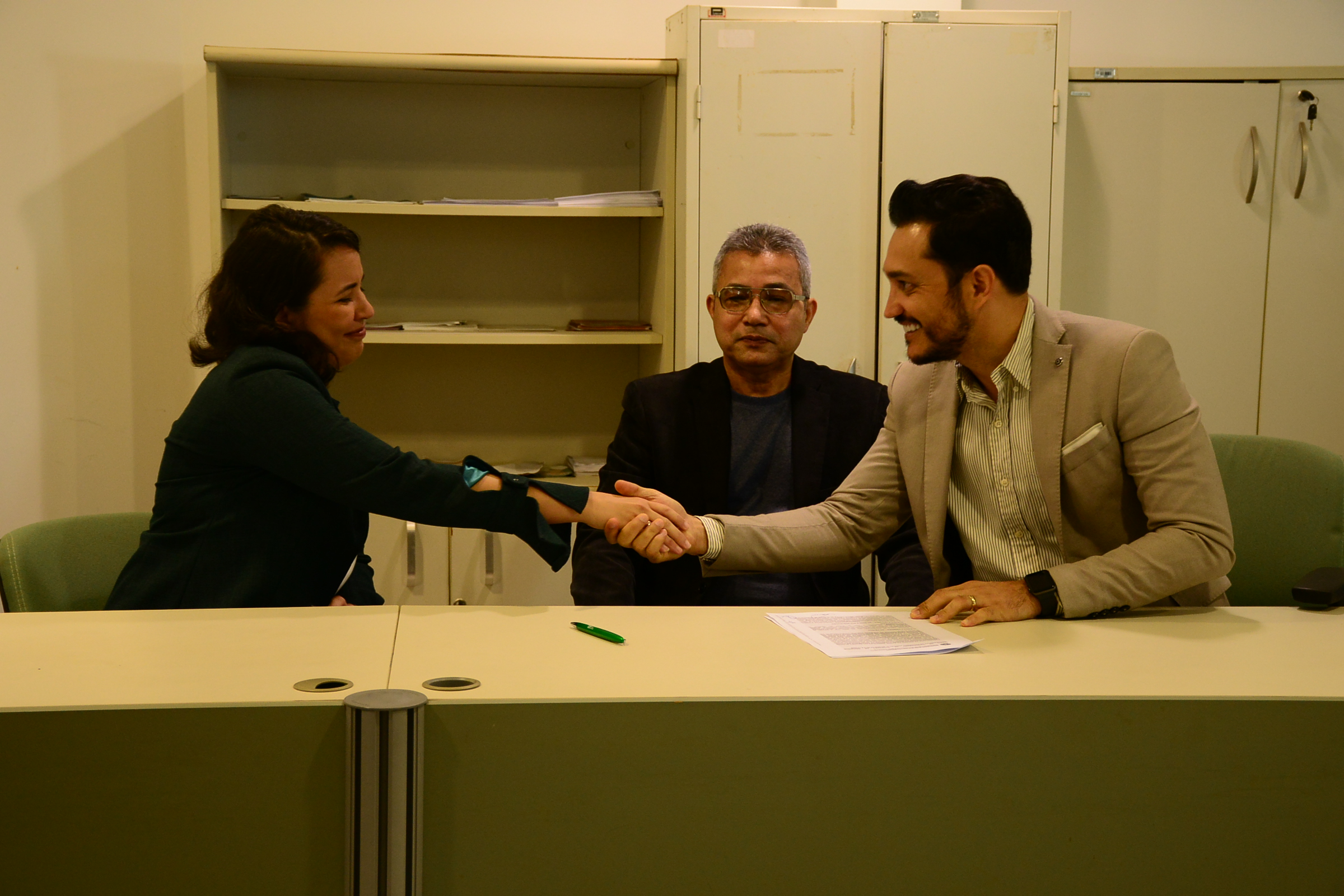 Procuradora Camila e secretário de Saúde do Estado, Fernando apertam as mãos