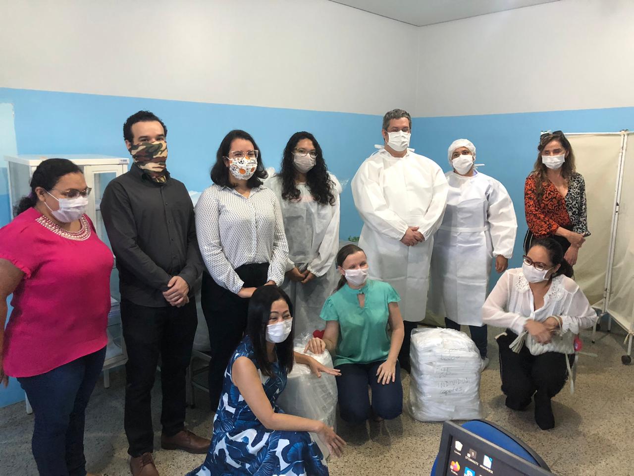 pessoas usando equipamentos de proteção , máscaras recebidas na ocasião