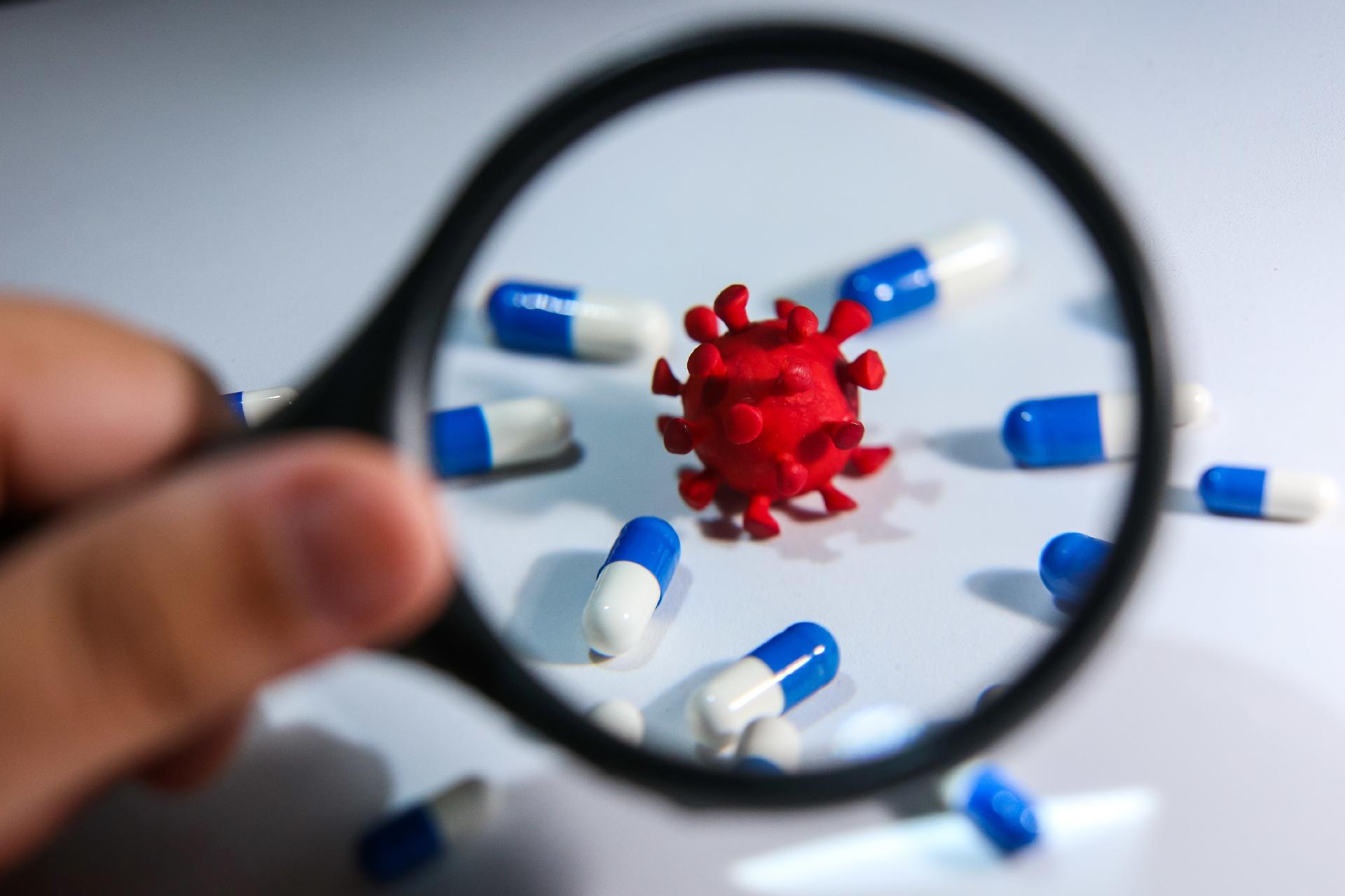 imagem ilustrativa uma lupa busca medicamentos