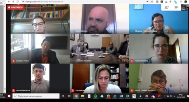 mosaico com advogados, representante do MPT e juíza em audiência de conciliação