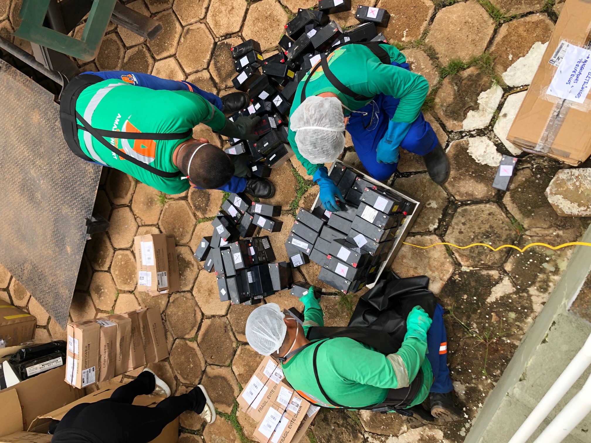 Resíduos sendo descartados de forma ambientalmente correta