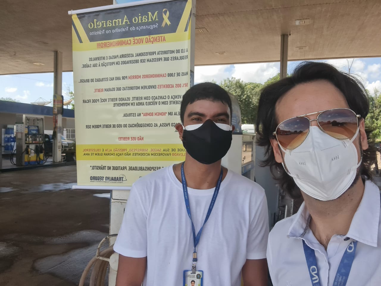 os servidores Ariel Rodrigues e Lucas Brum, que compõem a equipe de apoio, ambos cumprindo os protocolos de segurança