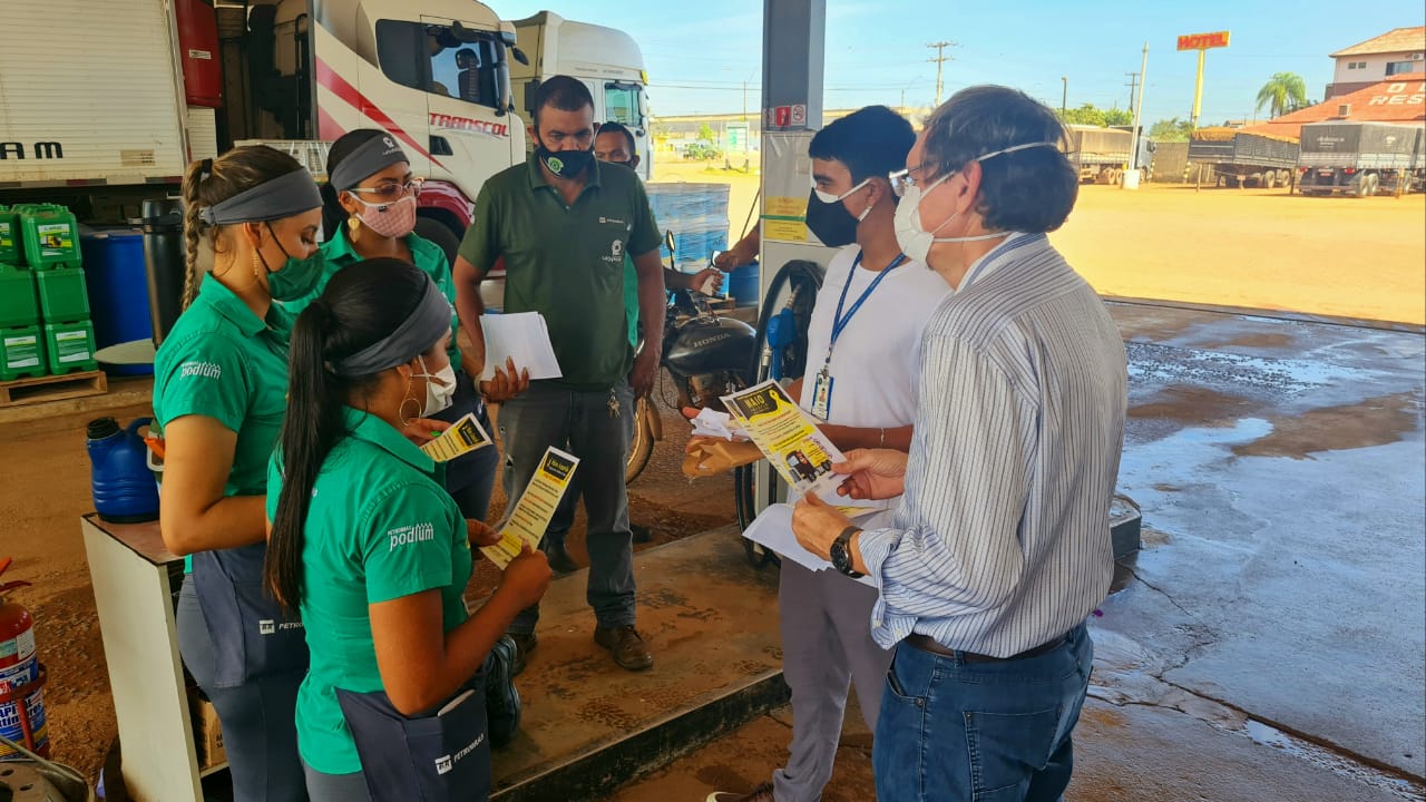 Desembargador Francisco Cruz conversa com pessoal sobre a importância da campanha, todos de máscara