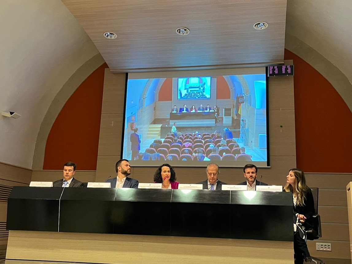 Imagem mostra dispositivo contendo 6 pessoas dirigindo a abertura do encontro. 