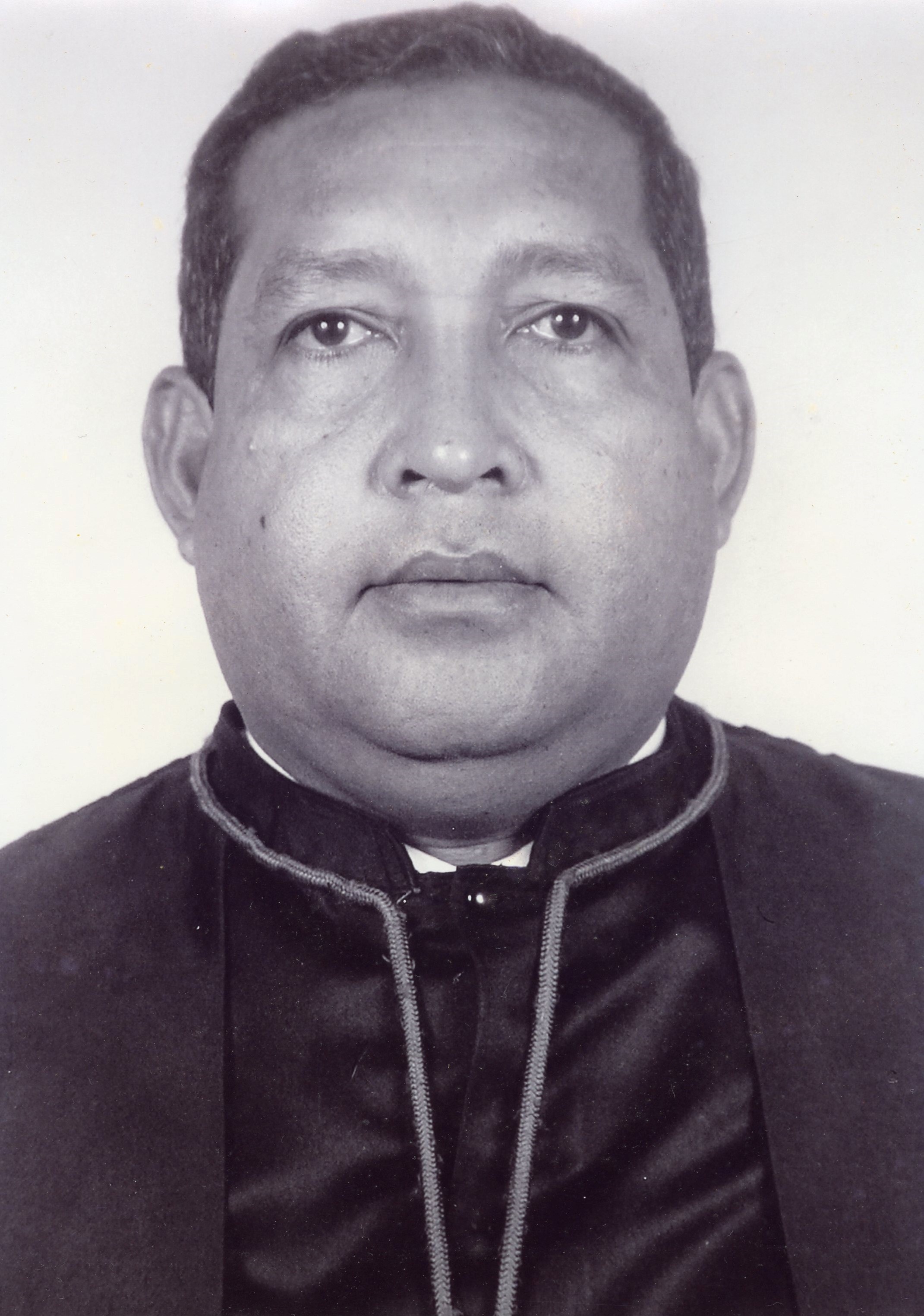 Fotografia em preto e branco, homem pardo, cabelo preto, usando toga