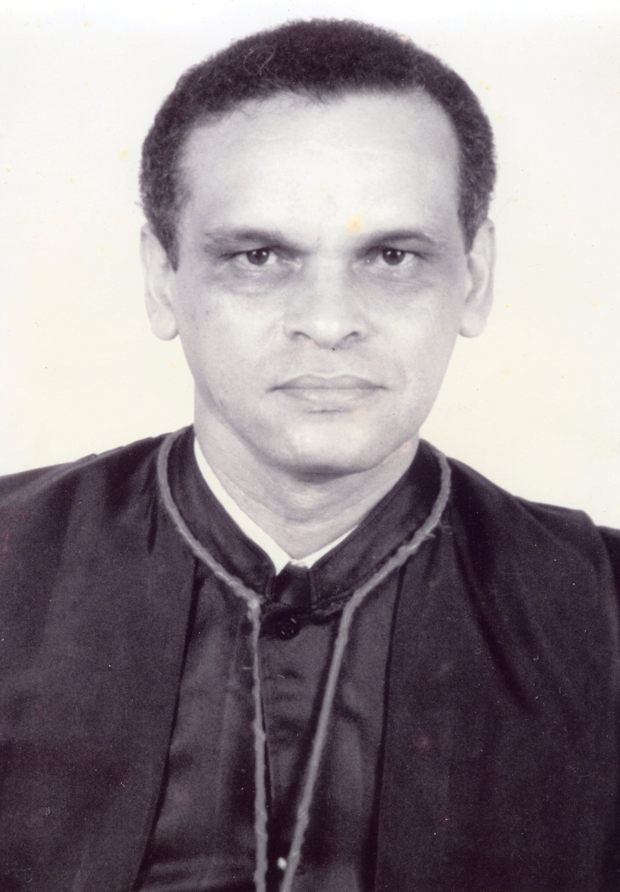 fotografia em preto e branco, homem pardo, cabelo preto, usando toga