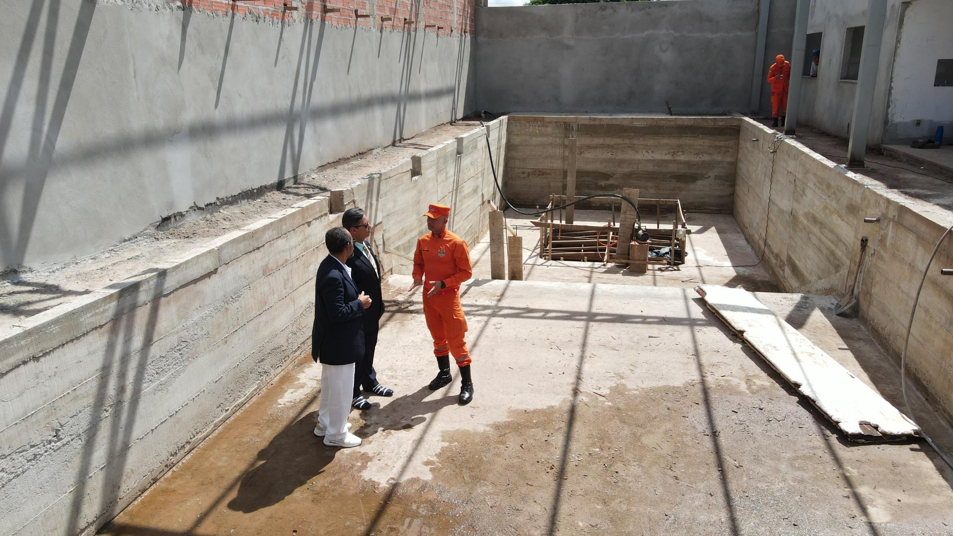 Foto da construção da piscina para treinamento de mergulho.