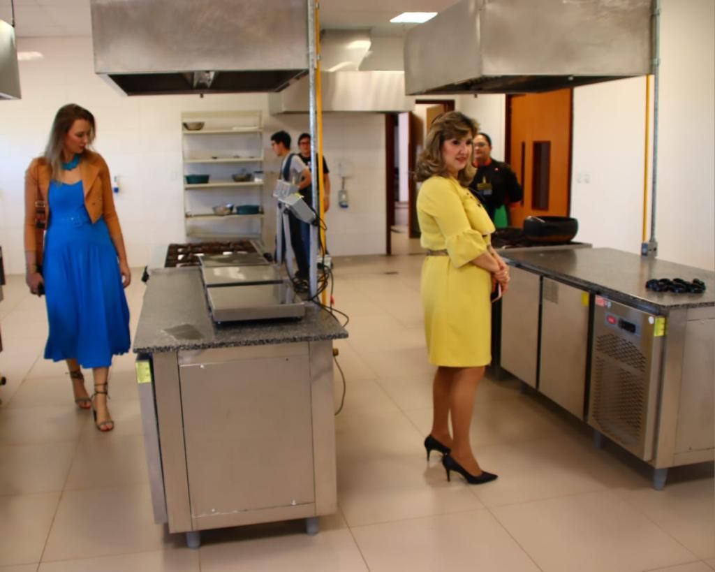 A foto mostra duas mulheres conferindo as instalações da Casa da Justiça e Cidadania.