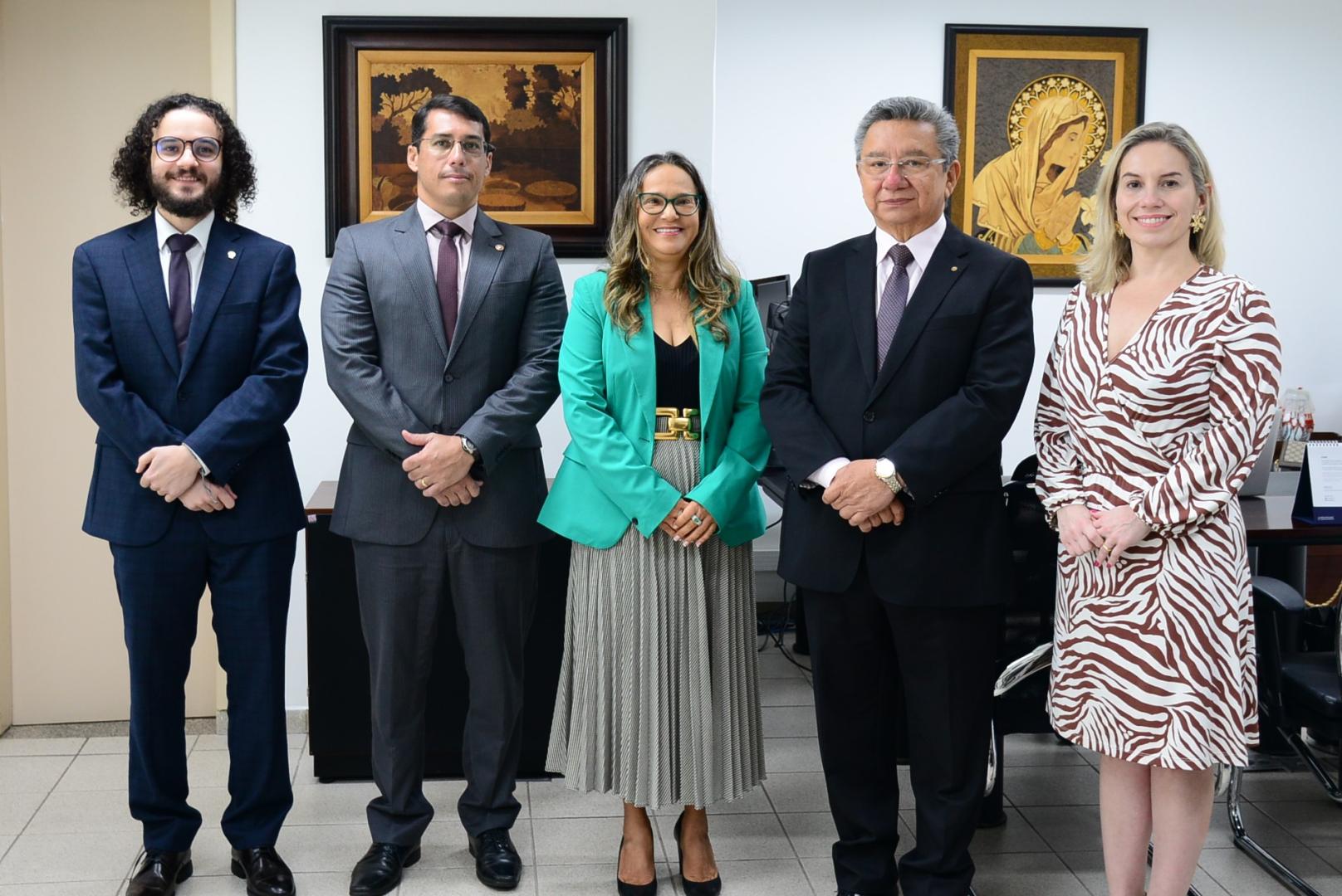 A foto mostra representantes do TRT-14 e do MPT