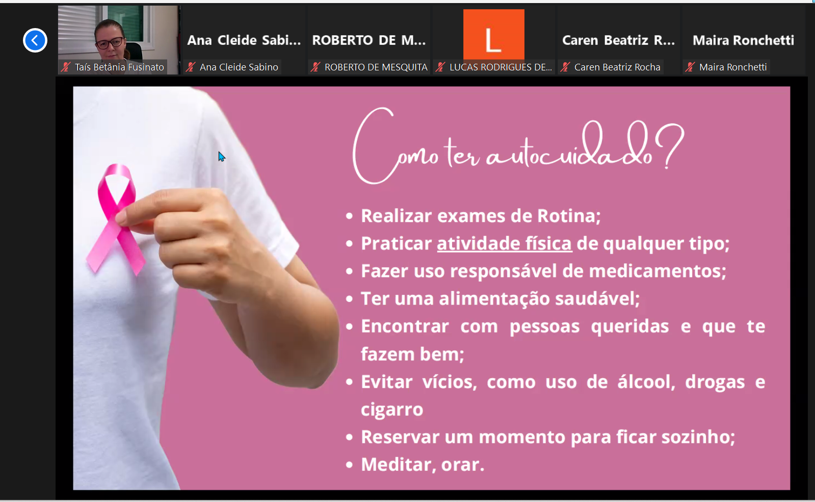 A arte mostra a metade do corpo de uma mulher segurando o lanço rosa, símbolo da Campanha Outubro Rosa..