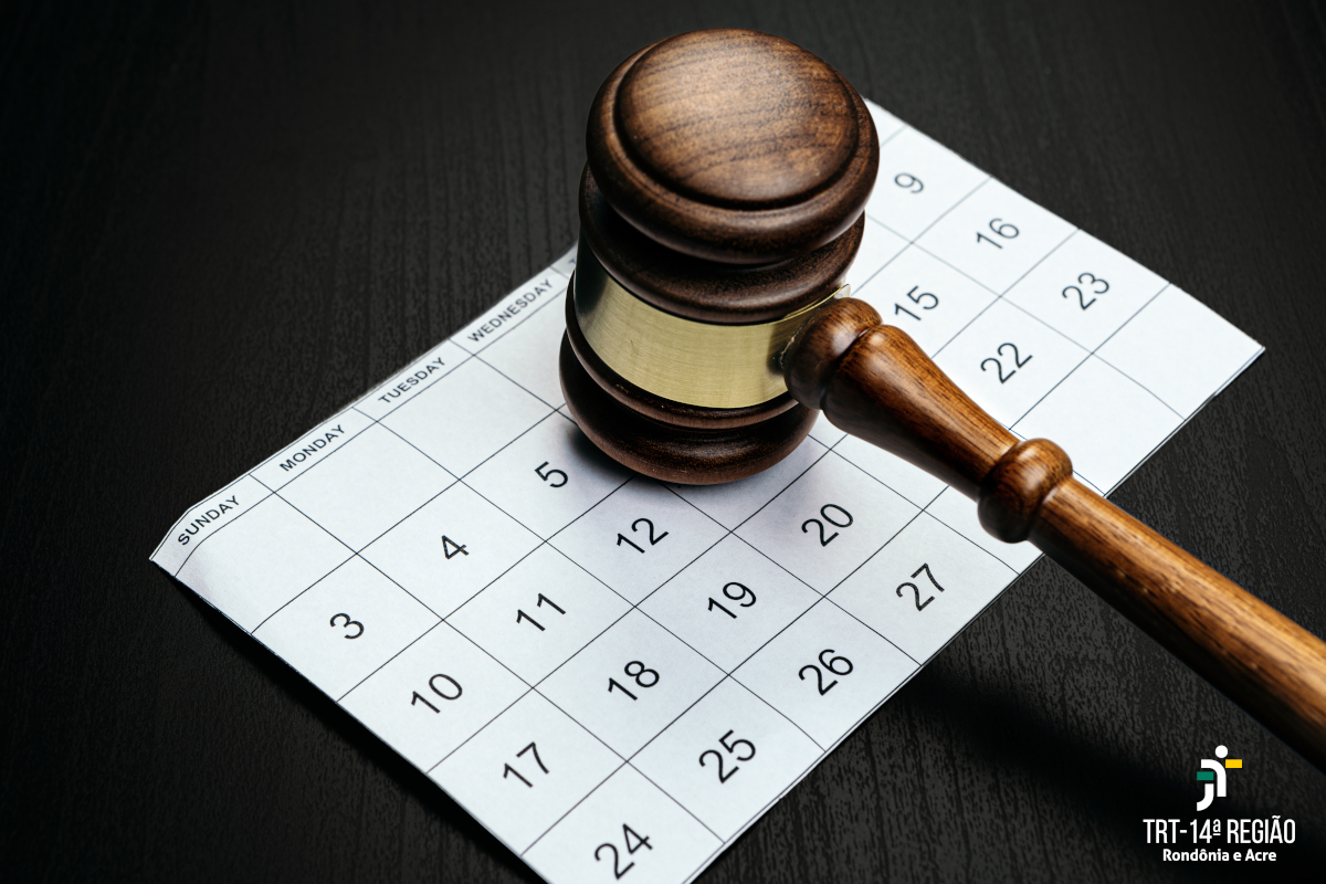 Martelo de um juiz em cima de um calendário (Foto: Banco de Imagens)