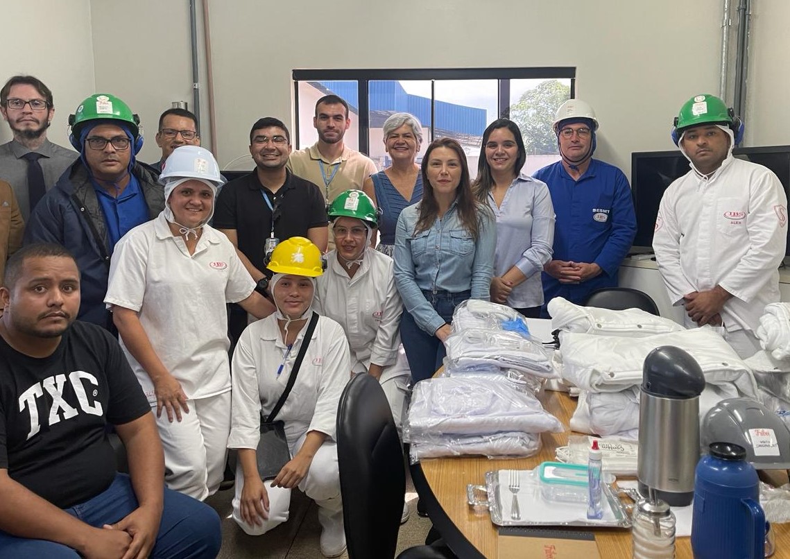 A imagem mostra  juízes do Trabalho e servidores das 1ª, 2ª, 3ª e 4ª Varas do Trabalho de Rio Branco (AC) conversando com os trabalhadores da JBS.