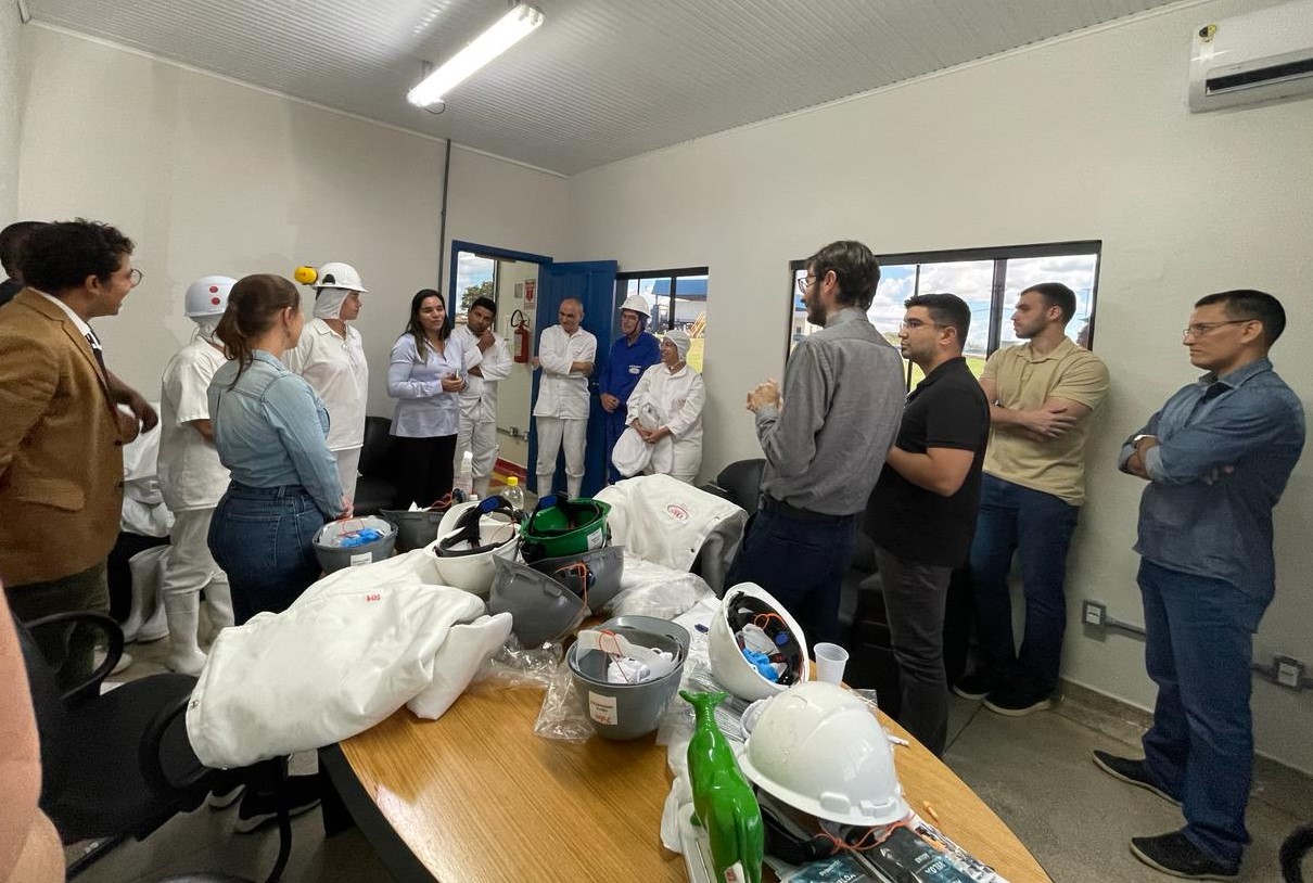 A imagem mostra  juízes do Trabalho e servidores das 1ª, 2ª, 3ª e 4ª Varas do Trabalho de Rio Branco (AC) conversando com os trabalhadores da JBS.