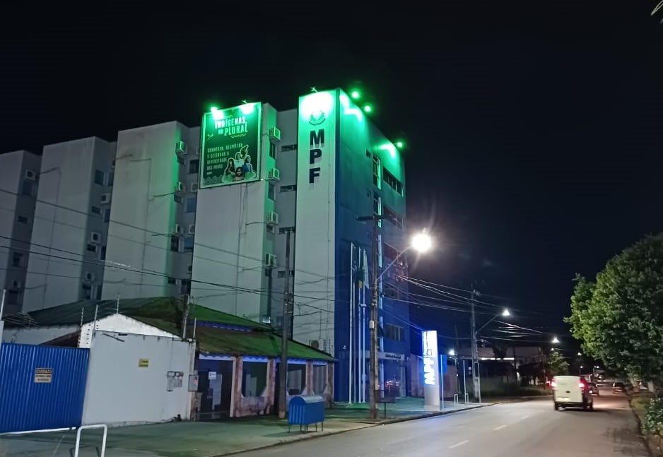 Prédio do Ministério Público Federal (MPF) com iluminação na cor verde, em apoio a Campanha Abril Verde.