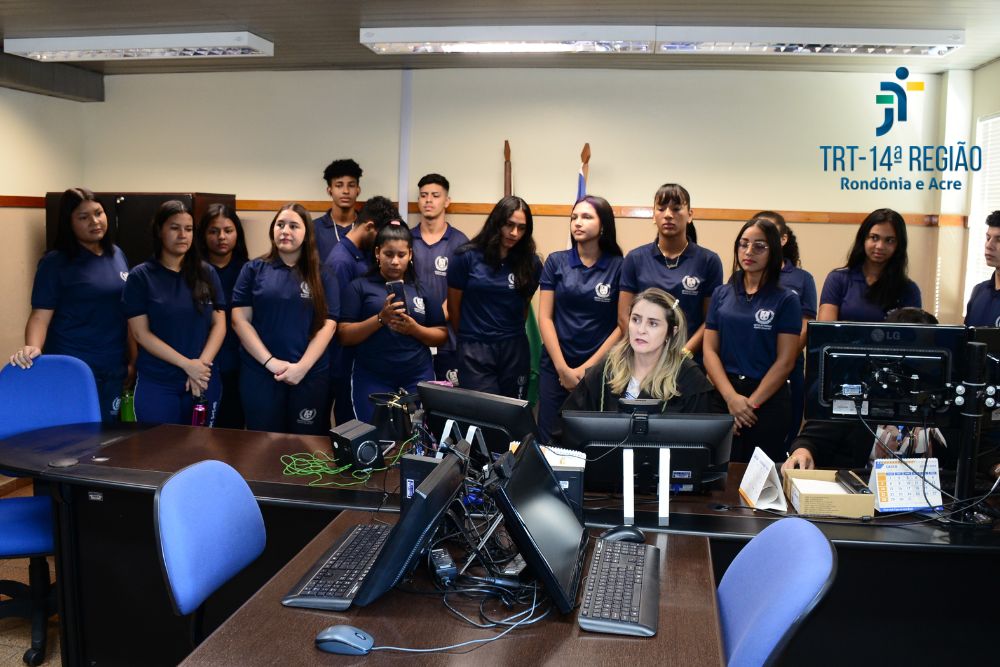 Juíza titular Andrea Alexandra Barreto Ferreira, que conduziu uma audiência de instrução trabalhista acompanhada de estudantes.