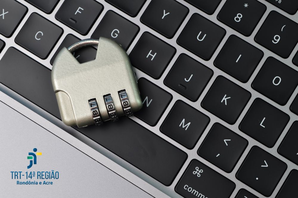 Vista superior do cadeado de aço e do teclado do computador.