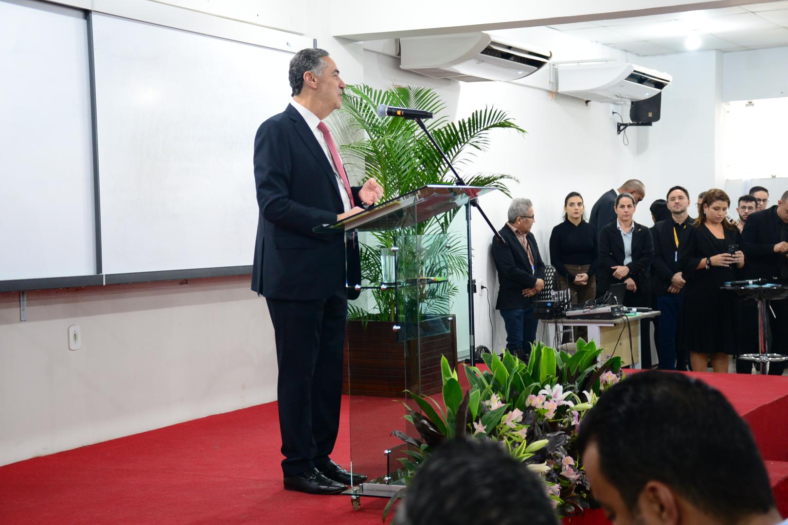 Ministro Barroso no púlpito palestrando