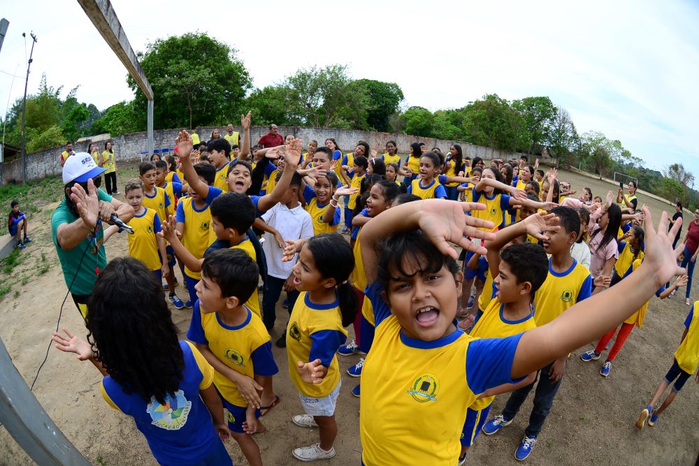 Crianças em atividade de recreação 