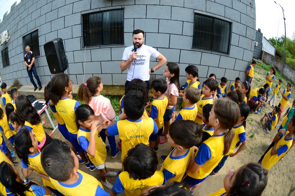 Crianças ouvindo o procurador falar sobre trabalho infantil