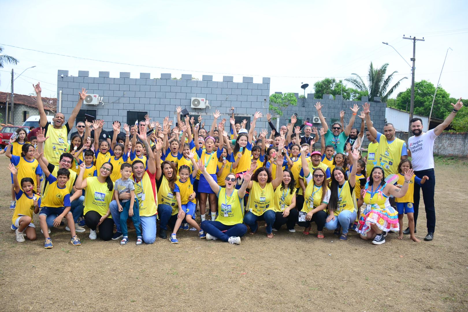 Imagem da equipe do TRT-14 com crianças 