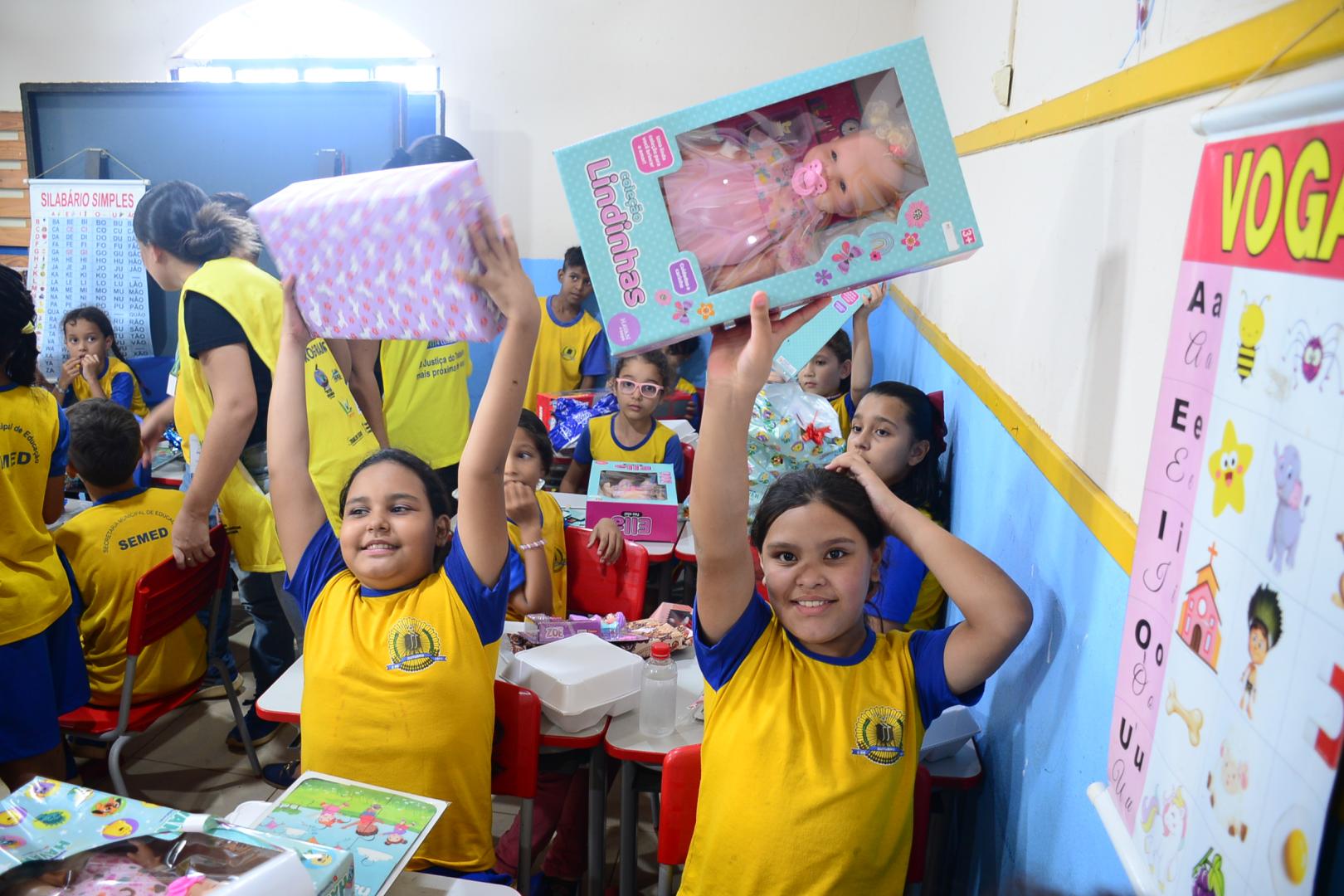 Crianças recebendo presentes 