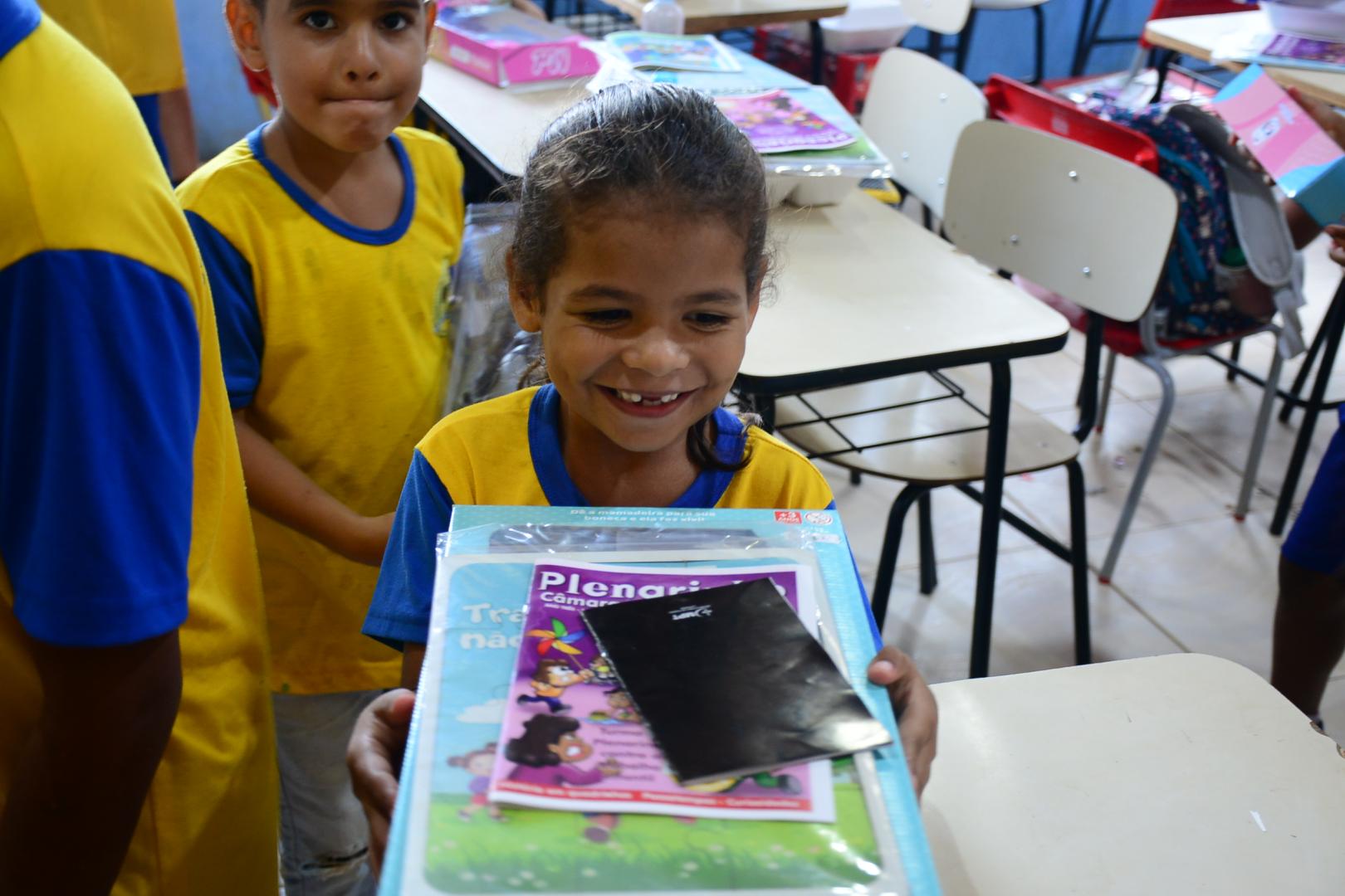 Crianças recebendo os brinquedos 