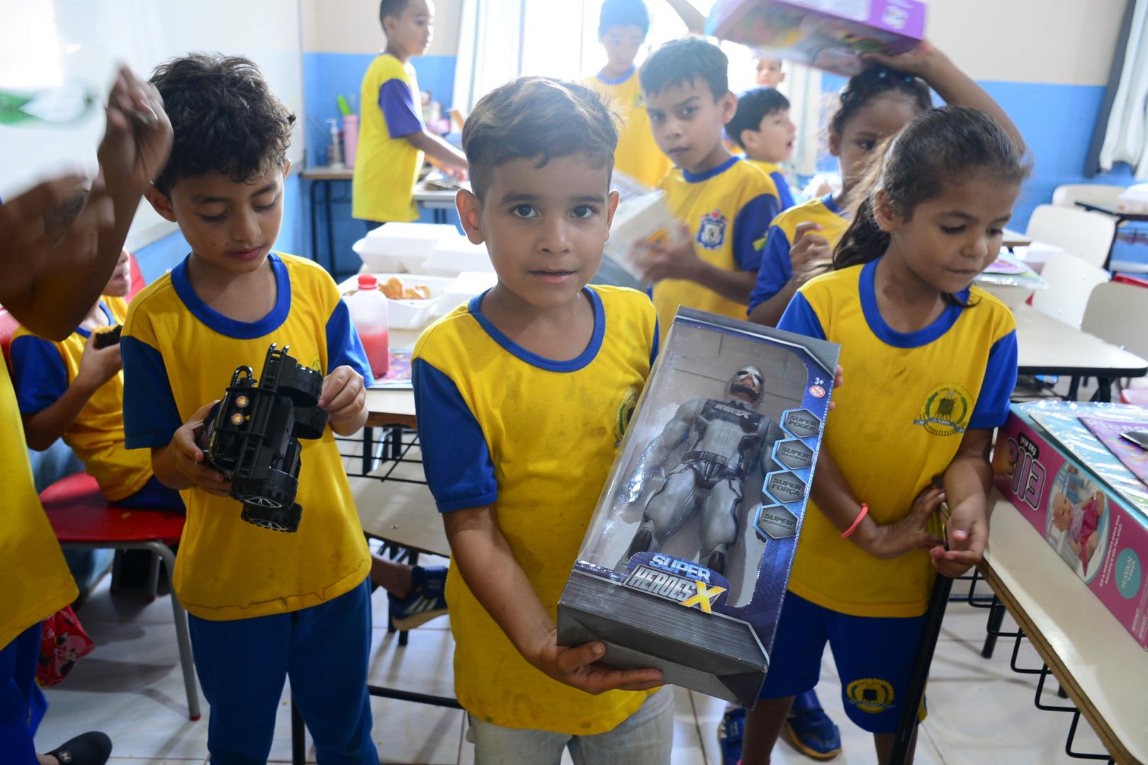 Crianças com os brinquedos 