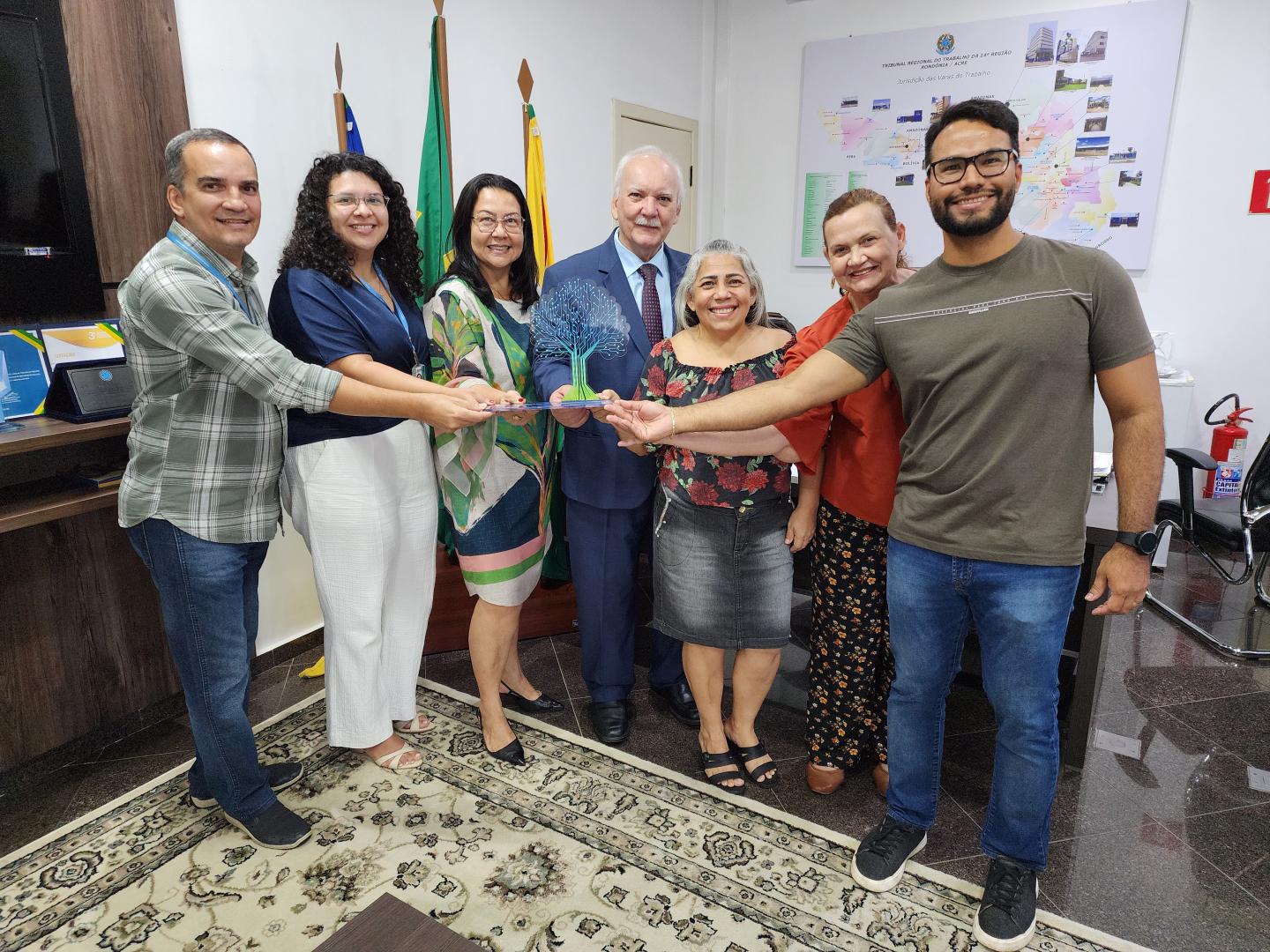 Foto mostra a equipe da SGP segurando o Prêmio CNJ de Qualidade 
