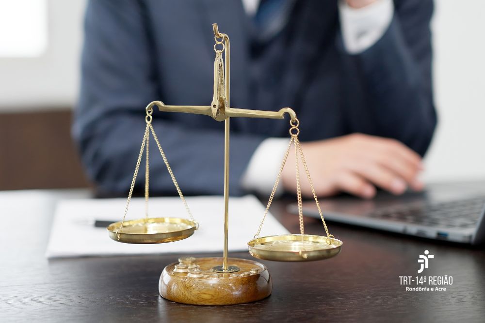 As mãos de um advogado conduzindo uma petição em um computador