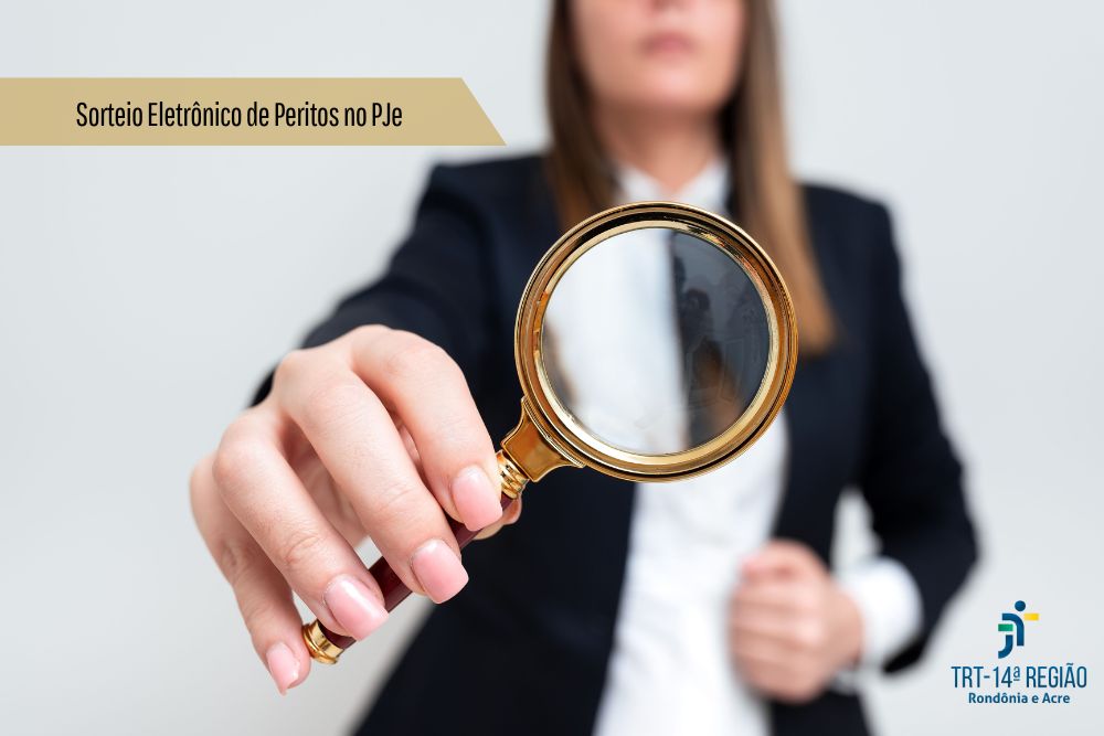 Imagem mostra mulher com uma lupa na mão