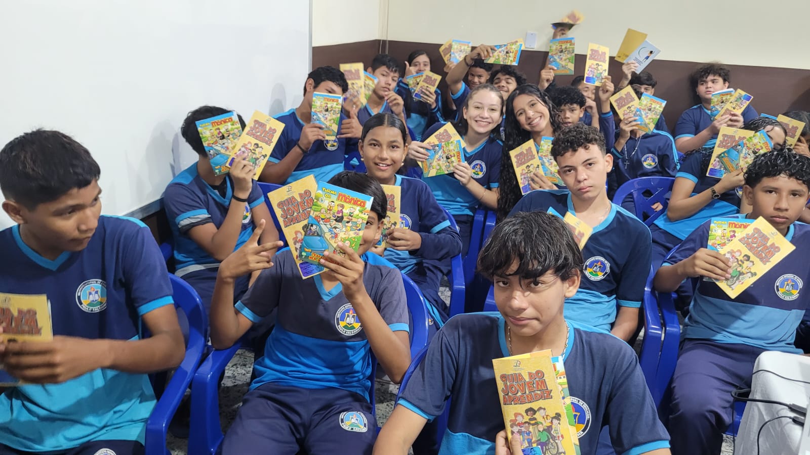 Turma reunida para palestras sobre o trabalho infantil, aprendizagem e estágio