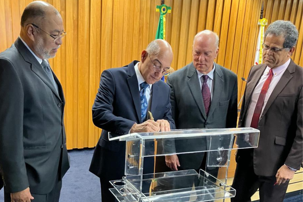 assinatura do termo de adesão