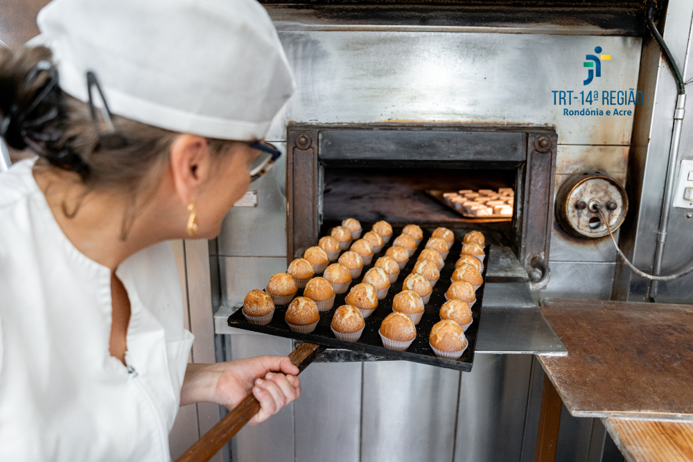 Imagem de mulher colocando pães e bolos no forno.