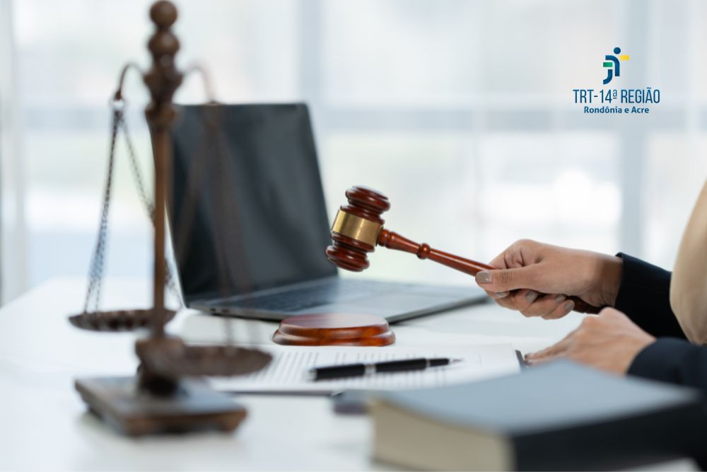 Juíza segurando o martelo da justiça finalizando uma audiência de conciliação