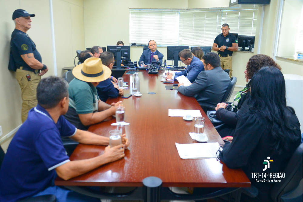 Transparência: TRT-14 recebe grupo de ex-funcionários e advogados de empresas de transporte para reunião