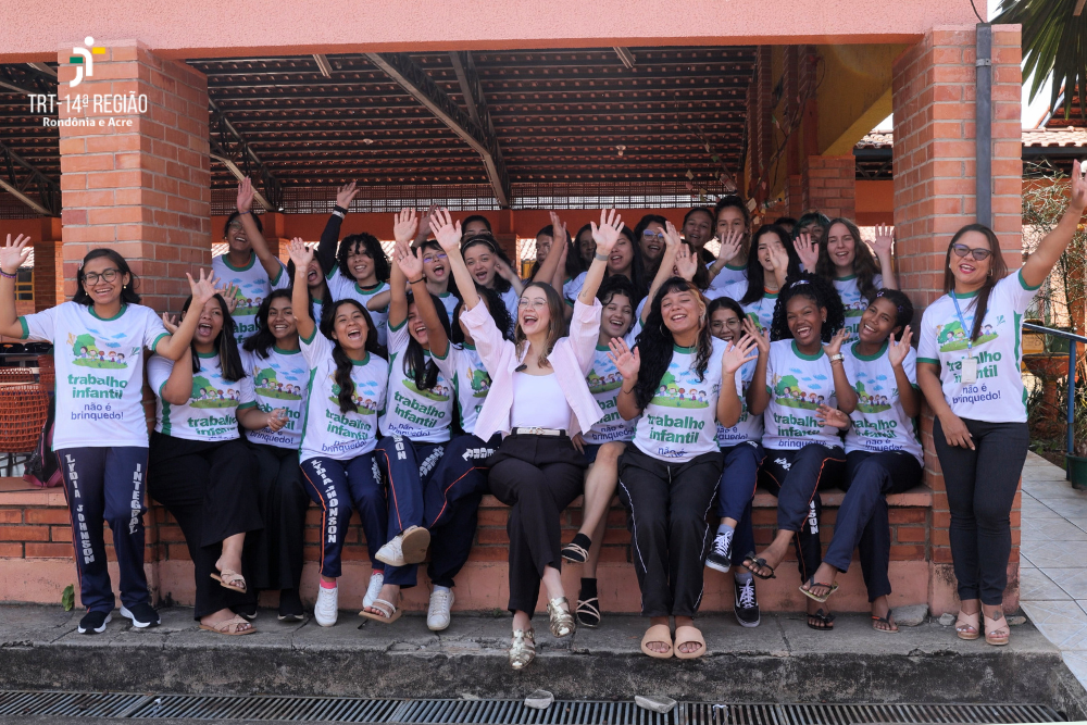 Foto ao final da Aula Inaugural no pátio da Escola Estadual de Ensino Médio Lydia Johnson de Macêdo