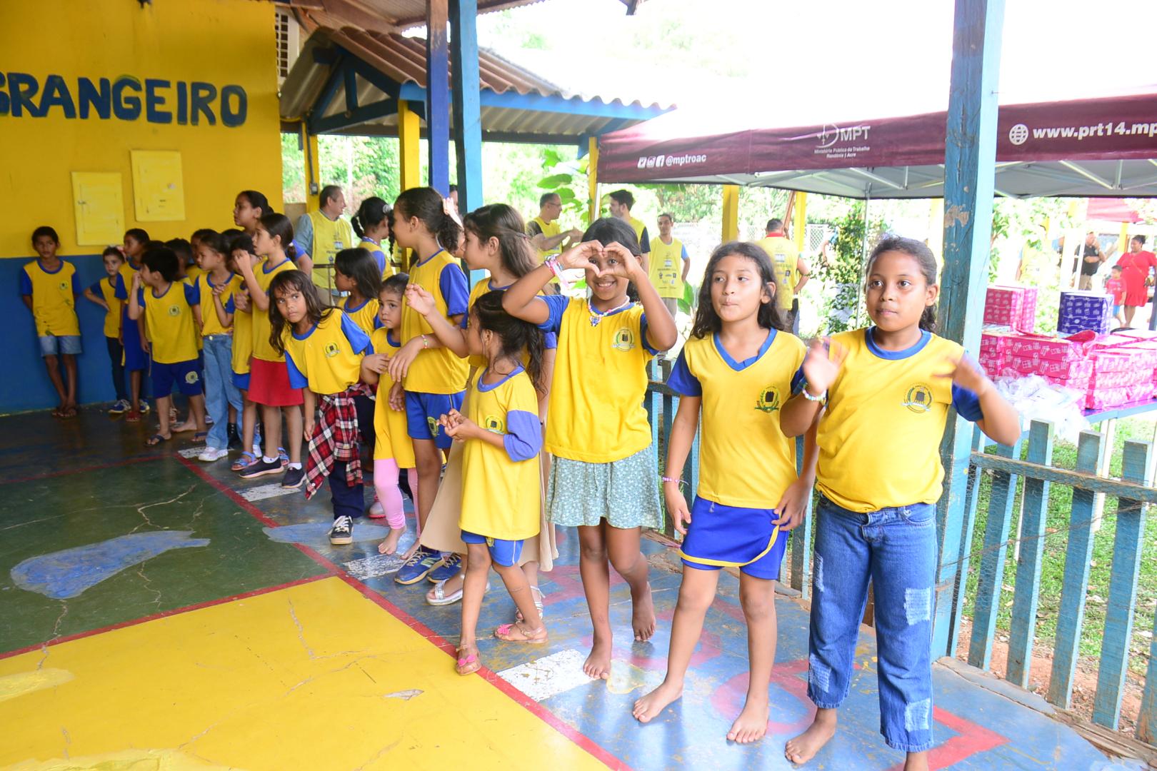 Dia das Crianças especial escola rural na comunidade Colônia Viçosa em Porto Velho