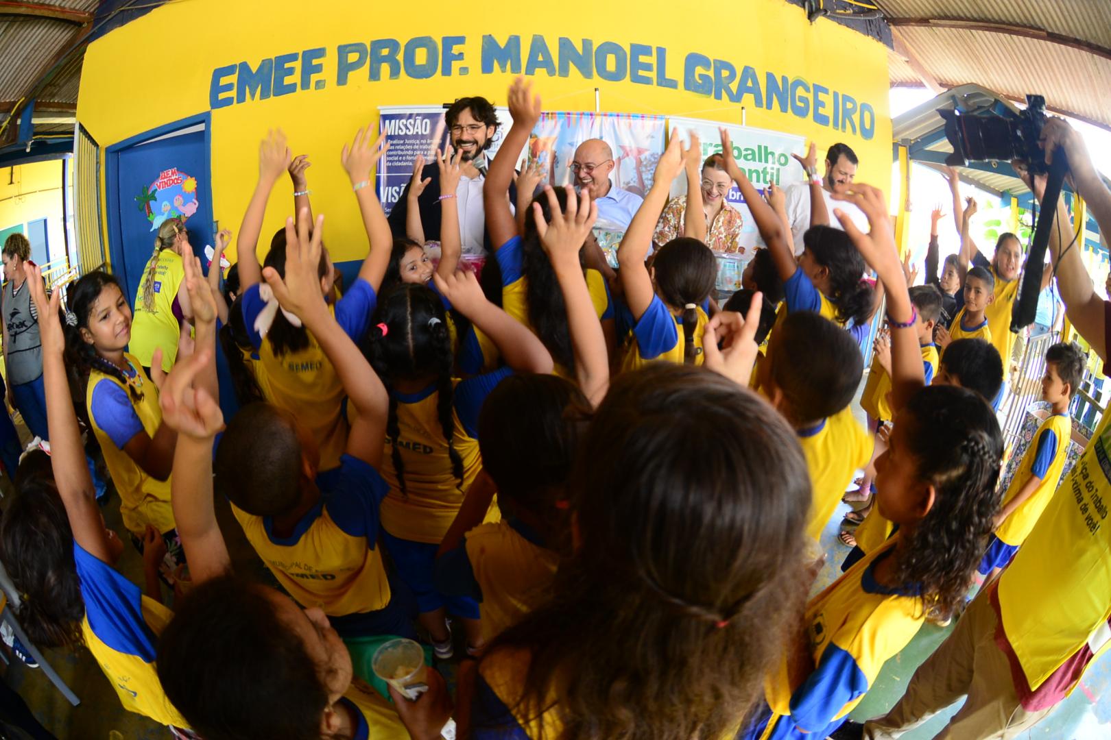 Dia das Crianças especial escola rural na comunidade Colônia Viçosa em Porto Velho