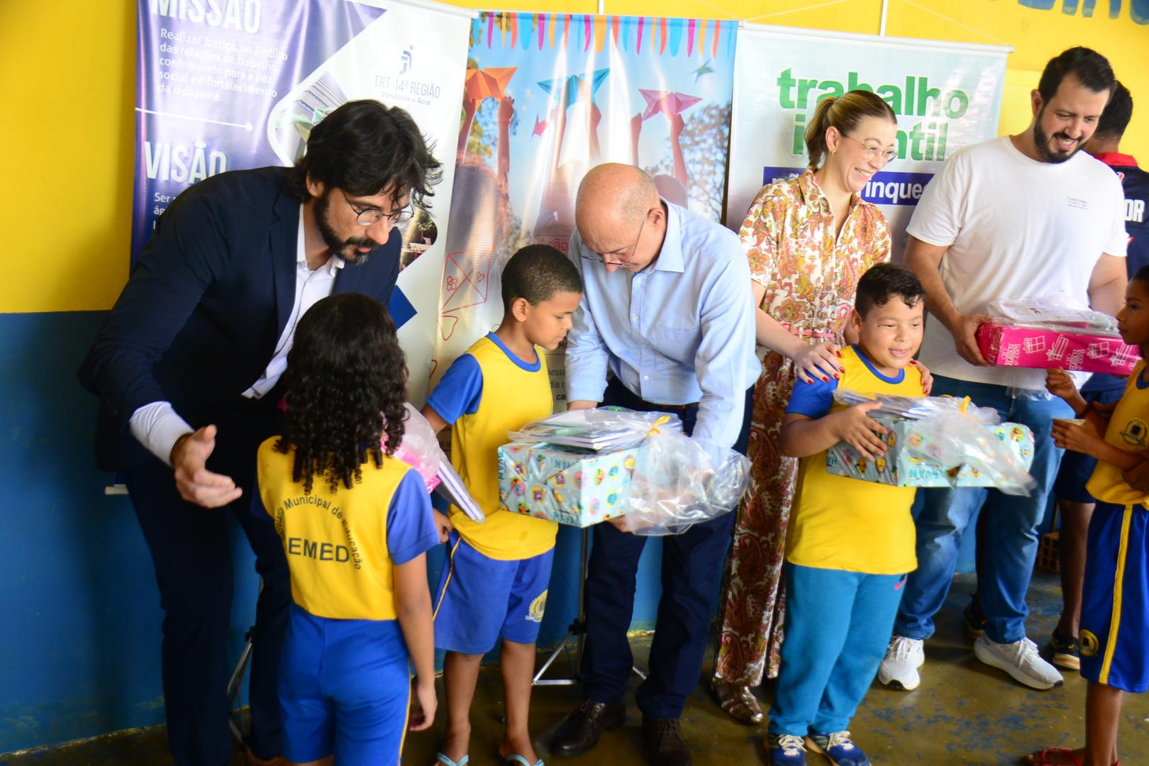 Dia das Crianças especial escola rural na comunidade Colônia Viçosa em Porto Velho
