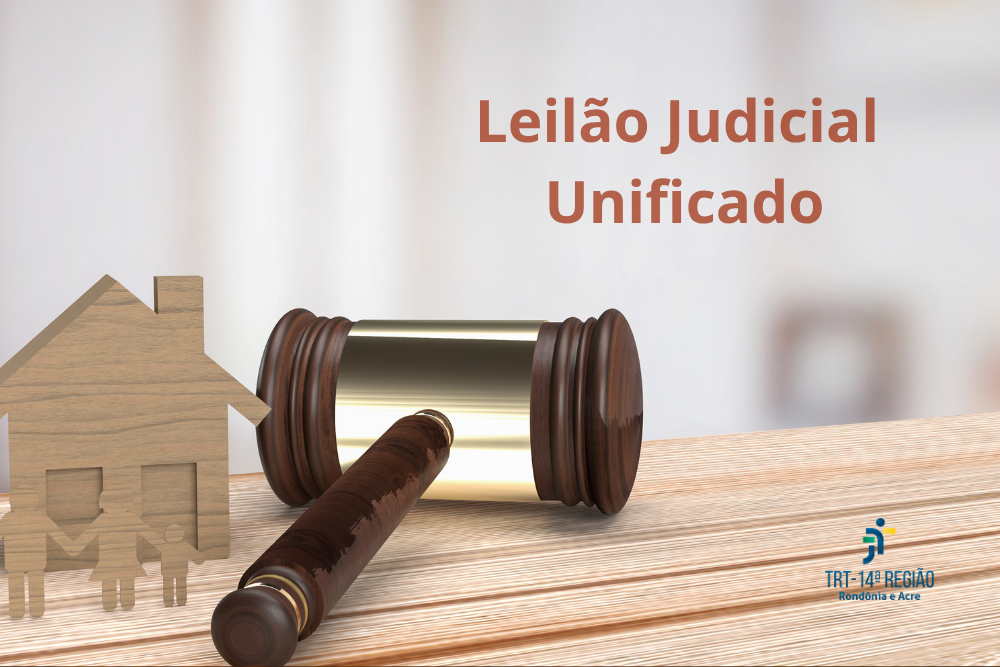 Imagem mostra um martelo da justiça e uma casa em miniatura sobre mesa de madeira