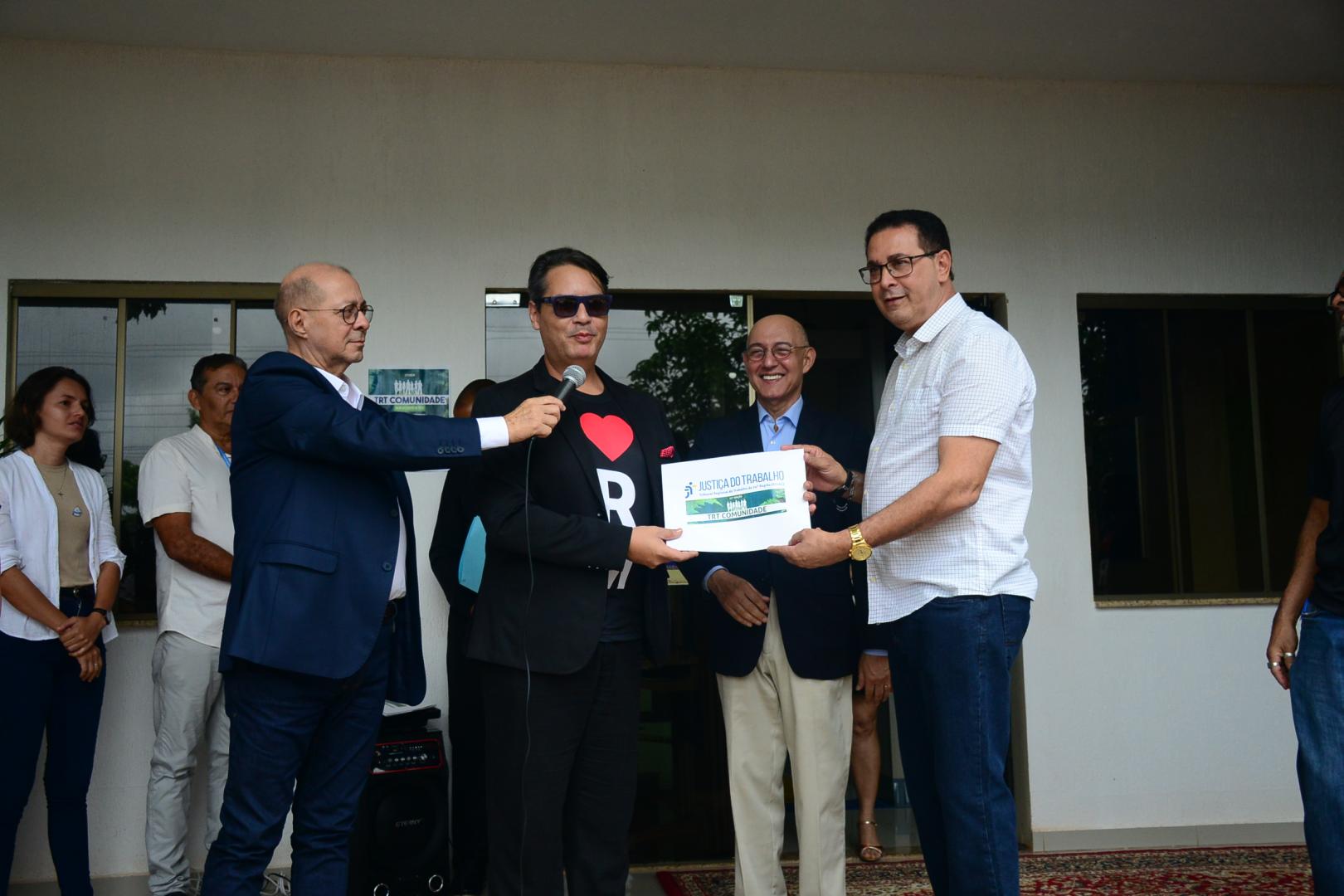 Ato oficializou entrega de sistema fotovoltaico e repasse de mais de R$ 1,3 milhão ao município.