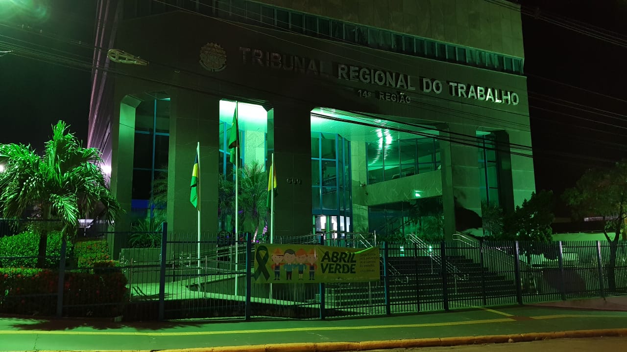 Fachada do TRT-14 com iluminação na cor verde, símbolo da campanha Abril Verde
