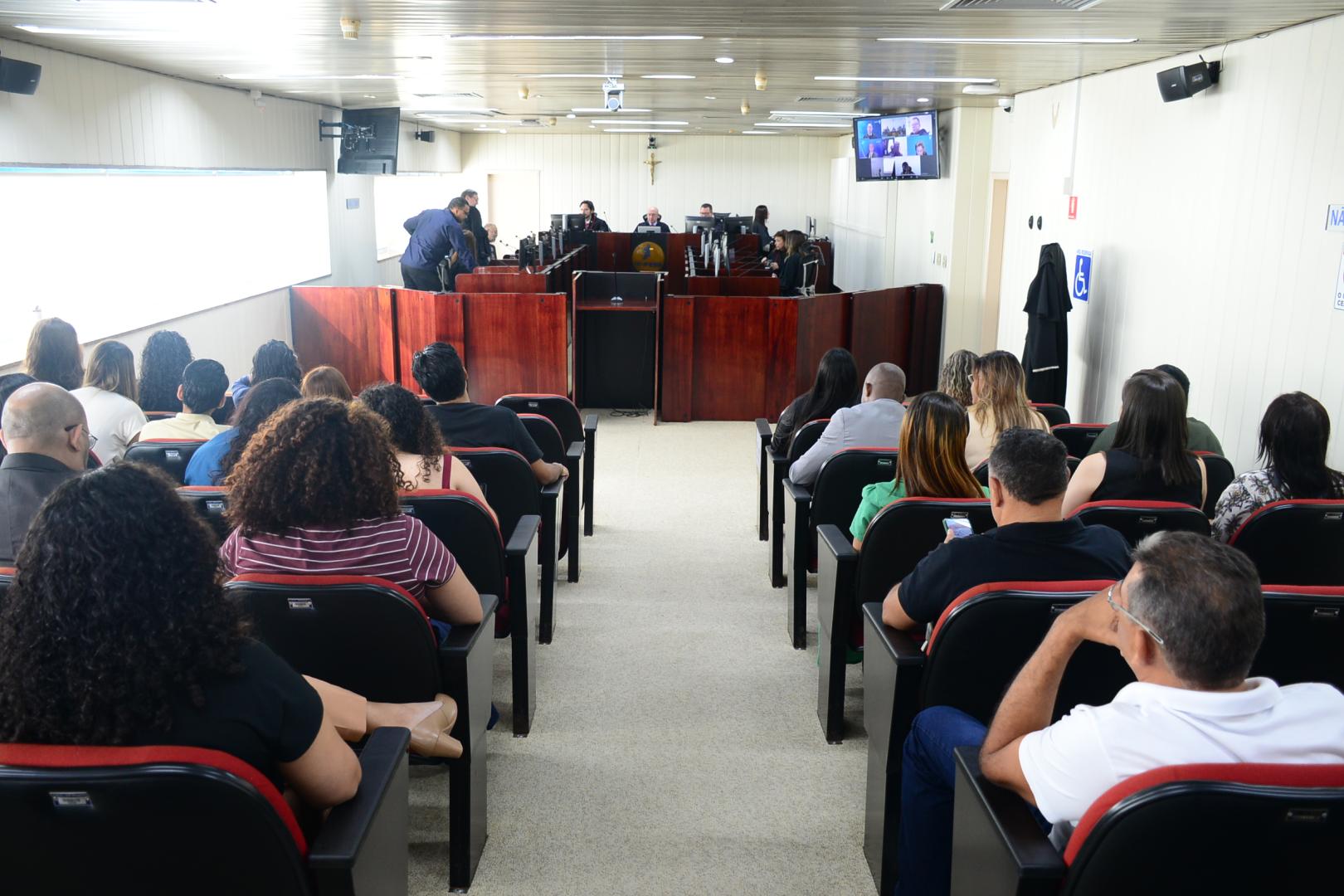 Acadêmicos de Direito em visita institucional ao TRT-14