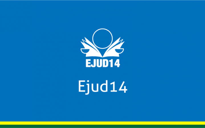 Fundo azul com uma pessoa segurando um livro com as mãos fazendo referencia a balança da justiça em linhas brancas com a inscrição ejud14 na cor branca e no rodapé uma linha amarela e abaixo outra linha verde