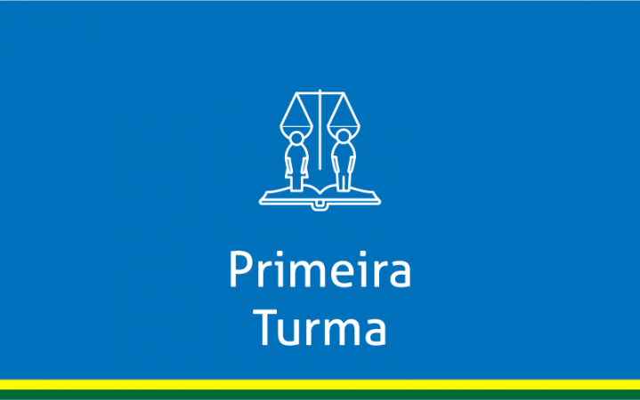 Fundo azul com um livro aberto e uma pessoa sobre a pagina do lado direito e outra pessoa sobre a pagina do lado esquerdo com uma balança atras em linhas brancas com a inscrição primeira turma na cor branca e no rodapé uma linha amarela e abaixo outra linha verde