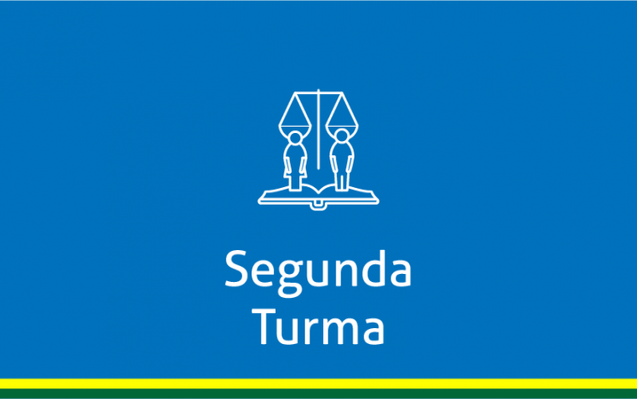 Fundo azul com um livro aberto e uma pessoa sobre a pagina do lado direito e outra pessoa sobre a pagina do lado esquerdo com uma balança atras em linhas brancas com a inscrição segunda turma na cor branca e no rodapé uma linha amarela e abaixo outra linha verde