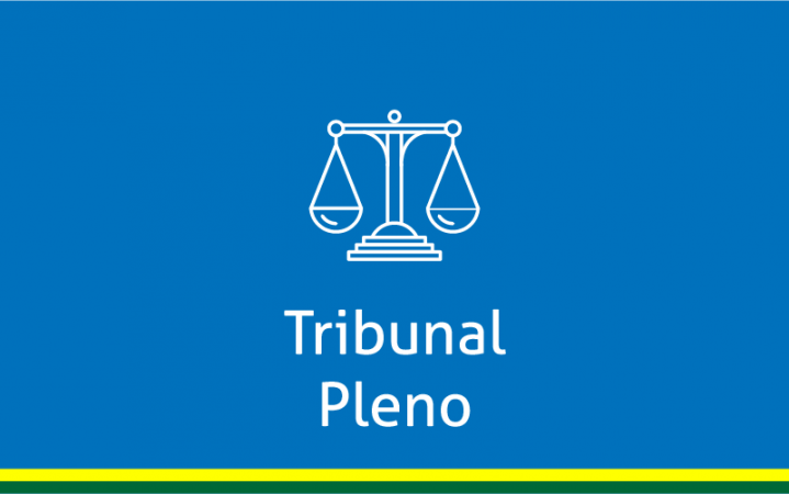 Fundo azul com uma balança em linhas brancas com a inscrição tribunal pleno na cor branca e no rodapé uma linha amarela e abaixo outra linha verde