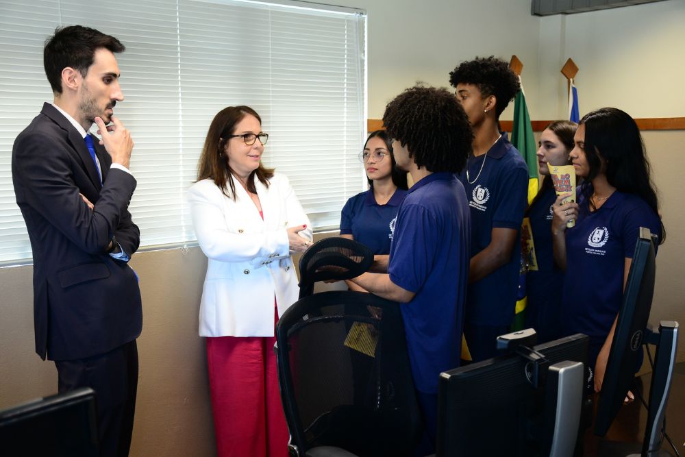 juíza do Trabalho titular da 3ª Vara do Trabalho de Porto Velho, Ana Carla dos Reis e do juiz do Trabalho substituto Thiago Oliva Lamboia e estudantes.