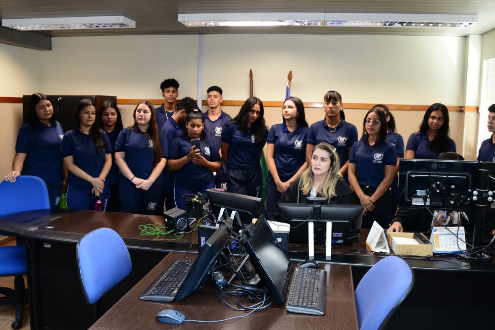 Juíza titular Andrea Alexandra Barreto Ferreira, que conduziu uma audiência de instrução trabalhista acompanhada de estudantes.