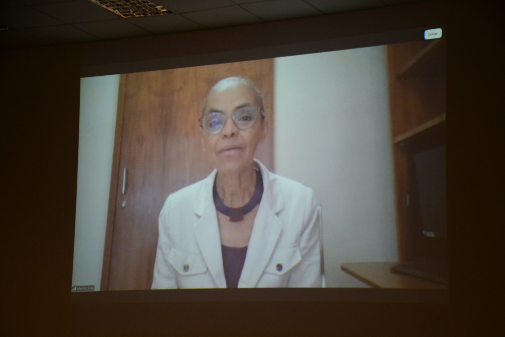 imagem da ministra do meio ambiente, Marina Silva, refletida no telão durante o evento.